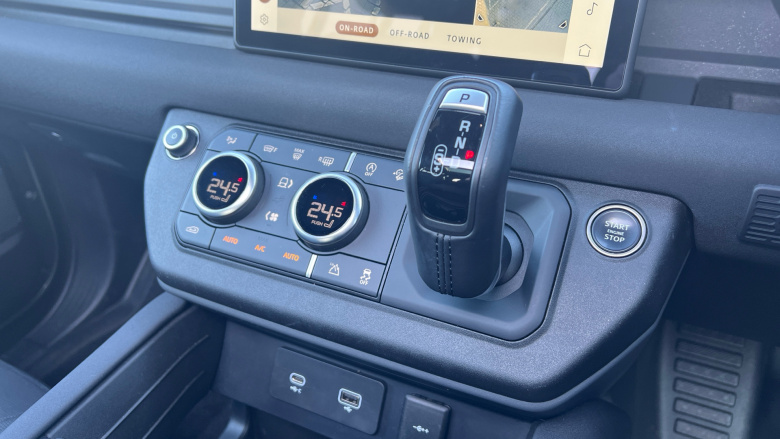 Land Rover Defender 3.0 D300 X-Dynamic SE 110 5dr Auto Diesel Estate